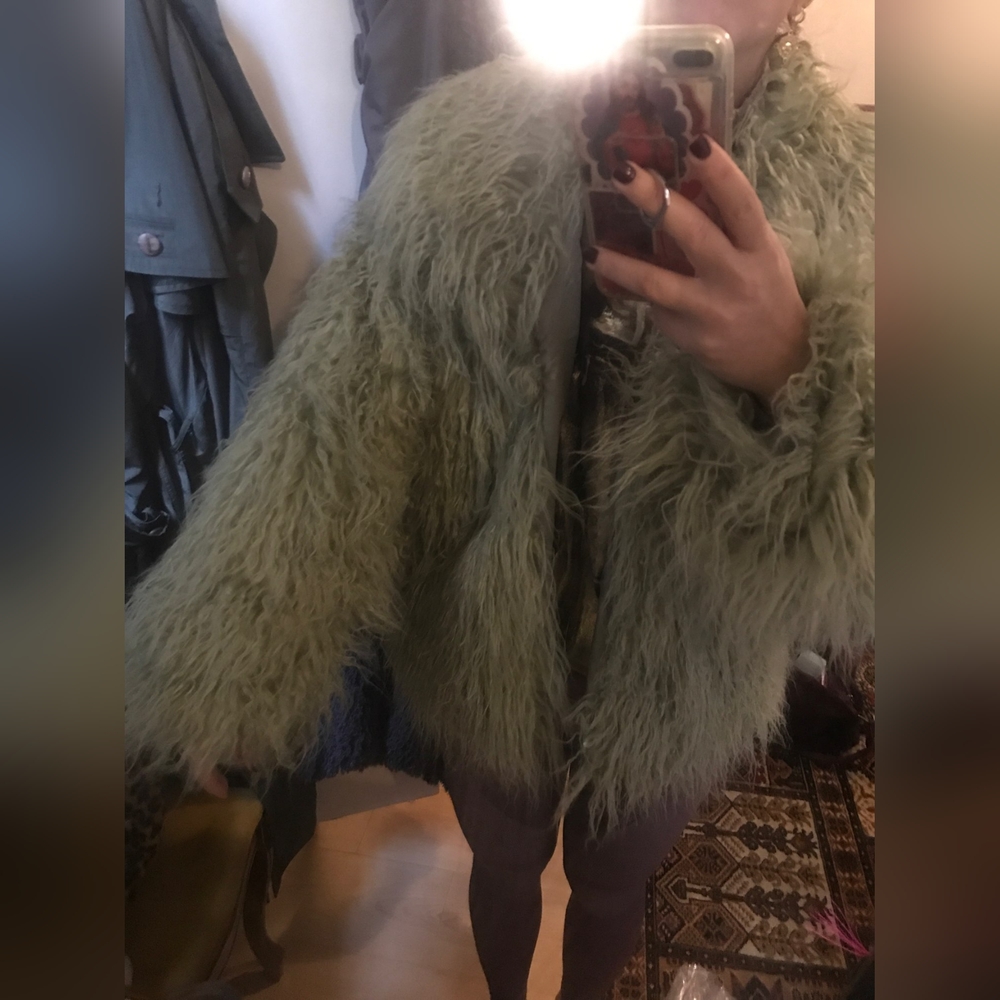 Chic Green Oversized Plush Women's Faux Fur Coat Elegant Soft Warm Long Sleeves - Picture 11 of 11